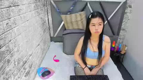 Snapshot of kitty_small69 chatting on 05-04-26, 02:35 kitty_small69 online show from 05-04-26, 02:35