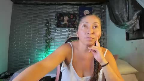 Snapshot of kitty_violet_ chatting on 10-21-25, 03:29 violet online show from 10-21-25, 03:29