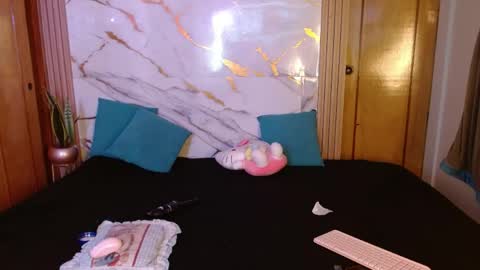 LAURA  help me reach 100likes online show from 04-18-26, 07:01