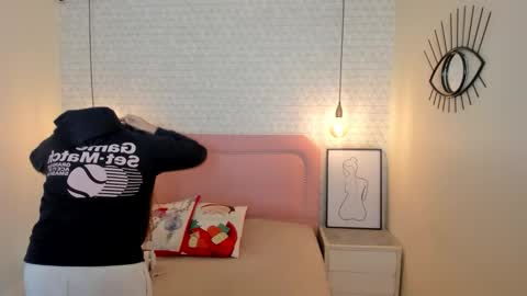  K I T T  Y  online show from 12-22-25, 12:24