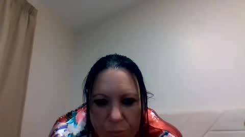 Snapshot of kiwigirlnz chatting on 12-21-25, 02:02 queenHo3 online show from 12-21-25, 02:02