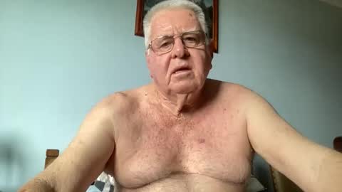 Snapshot of knights2001 chatting on 02-12-26, 04:29 Aussiedude online show from 02-12-26, 04:29