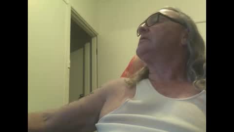 Snapshot of knobout chatting on 10-26-25, 08:20 knobout online show from 10-26-25, 08:20