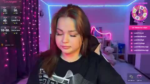 Snapshot of kokokolla chatting on 12-15-25, 02:43 Mia online show from 12-15-25, 02:43