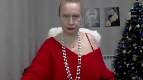 Snapshot of koroleva70 chatting on 01-12-25, 06:27 VIKA online show from 01-12-25, 06:27