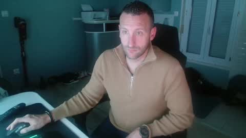 Snapshot of krevett80800 chatting on 10-14-25, 06:20 krevett80800 online show from 10-14-25, 06:20