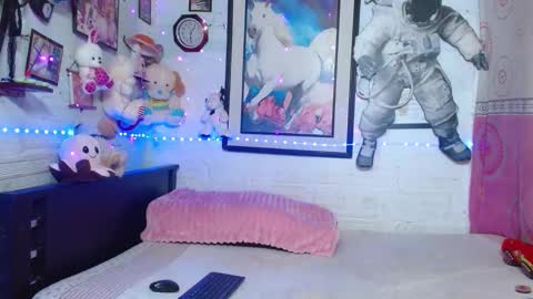 krisstal703358 online show from 02-10-26, 01:43