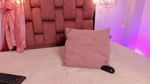 Snapshot of kristakinnky chatting on 06-19-26, 12:09 BETANIA online show from 06-19-26, 12:09