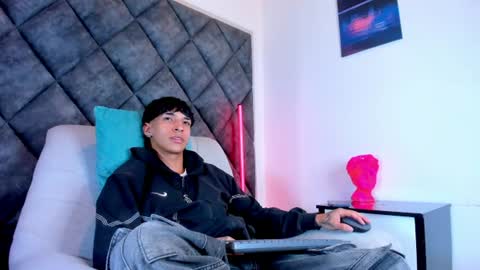 Snapshot of kroywave chatting on 08-04-26, 03:21 Kroy Wave Muscle Tattoos Latino online show from 08-04-26, 03:21