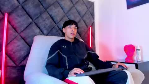 Snapshot of kroywave chatting on 08-05-26, 03:09 Kroy Wave Muscle Tattoos Latino online show from 08-05-26, 03:09