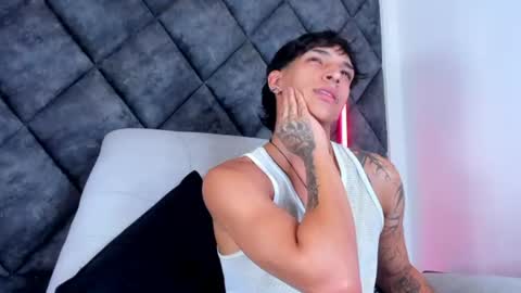 Snapshot of kroywave chatting on 08-09-26, 03:23 Kroy Wave Muscle Tattoos Latino online show from 08-09-26, 03:23