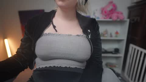 Snapshot of krystalsyxx chatting on 01-21-25, 04:32 Krystal Syx online show from 01-21-25, 04:32