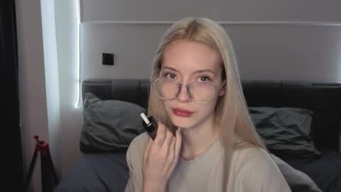 Bella and Alexandra online show from 12-18-25, 10:32