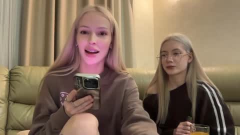Bella and Alexandra online show from 05-08-26, 11:43