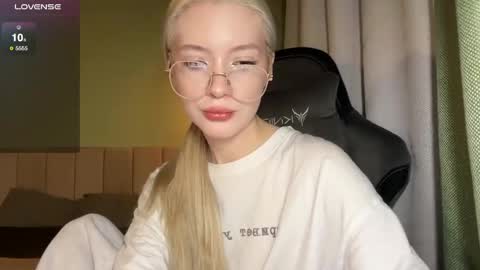 Bella and Alexandra online show from 05-12-26, 08:06
