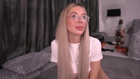 Kylie online show from 10-28-25, 09:17