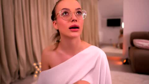 Snapshot of kyliejoyce chatting on 05-19-26, 01:56 Kylie online show from 05-19-26, 01:56