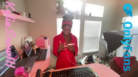 Snapshot of kyliesnowxxx chatting on 04-29-26, 05:30 Kylie Snow online show from 04-29-26, 05:30