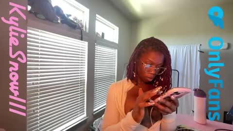 Snapshot of kyliesnowxxx chatting on 05-07-26, 04:01 Kylie Snow online show from 05-07-26, 04:01