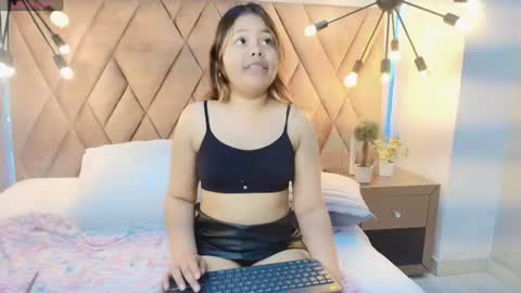 Snapshot of kyliesweett chatting on 07-29-26, 12:47 kyliesweett online show from 07-29-26, 12:47