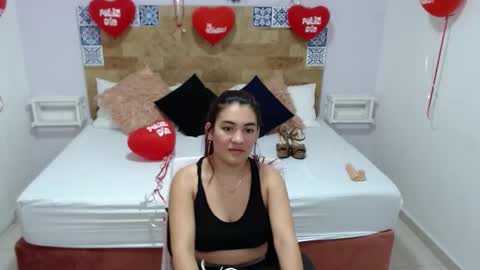 Snapshot of kyliiebaker chatting on 02-23-25, 02:04 Kylie online show from 02-23-25, 02:04