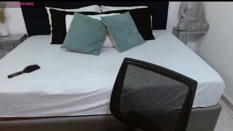 Snapshot of kyliiebaker chatting on 10-15-25, 10:15 Kylie online show from 10-15-25, 10:15