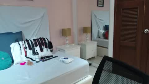 Snapshot of kyliiebaker chatting on 11-06-25, 11:22 Kylie online show from 11-06-25, 11:22