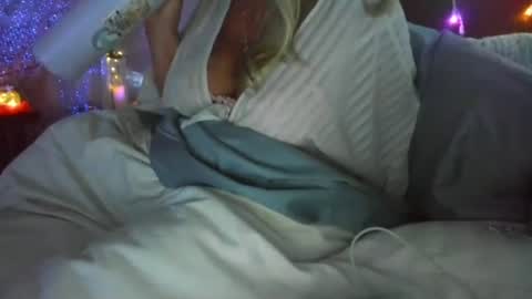 Snapshot of laceygrl chatting on 08-09-26, 04:39 Lacey online show from 08-09-26, 04:39