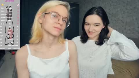 Snapshot of lacyedison chatting on 05-11-26, 07:00 Violet and Isabel online show from 05-11-26, 07:00