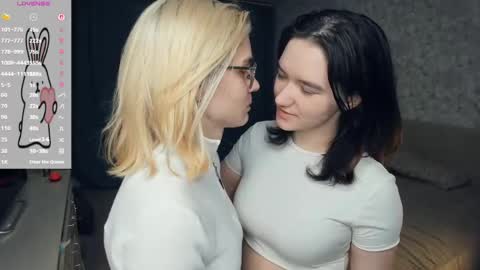 Snapshot of lacyedison chatting on 05-14-26, 07:20 Violet and Isabel online show from 05-14-26, 07:20
