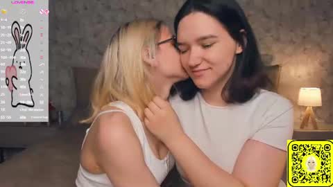 Violet and Isabel online show from 06-20-26, 07:16