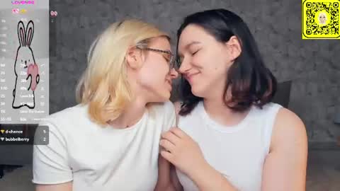 Violet and Isabel online show from 06-23-26, 07:23