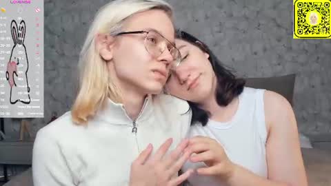 Violet and Isabel online show from 06-27-26, 07:08