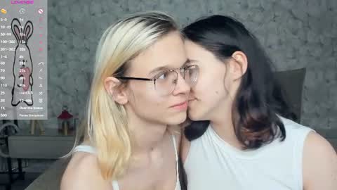 Violet and Isabel online show from 07-28-26, 07:39