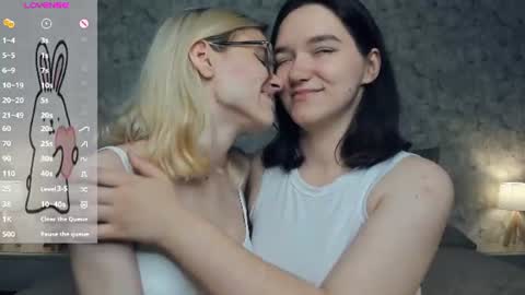 Violet and Isabel online show from 07-29-26, 07:34