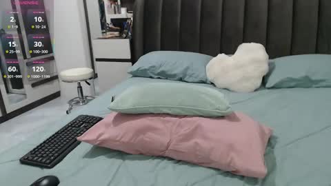 Snapshot of ladii_mia chatting on 04-28-26, 07:41 Mia online show from 04-28-26, 07:41