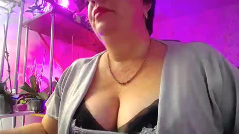 Snapshot of lady_gloria chatting on 12-15-24, 09:35 Lady Gloria online show from 12-15-24, 09:35