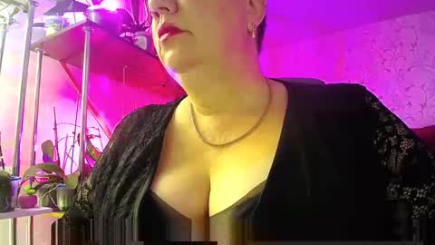 Snapshot of lady_gloria chatting on 01-04-25, 01:21 Lady Gloria online show from 01-04-25, 01:21