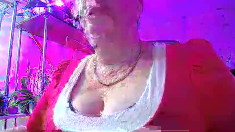 Snapshot of lady_gloria chatting on 01-06-25, 02:25 Lady Gloria online show from 01-06-25, 02:25