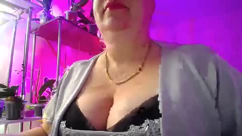 Snapshot of lady_gloria chatting on 01-23-25, 05:45 Lady Gloria online show from 01-23-25, 05:45