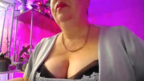 Snapshot of lady_gloria chatting on 01-26-25, 09:40 Lady Gloria online show from 01-26-25, 09:40