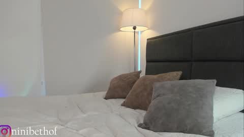 Snapshot of lady_ni chatting on 12-17-24, 12:33    700  1300 -5 online show from 12-17-24, 12:33