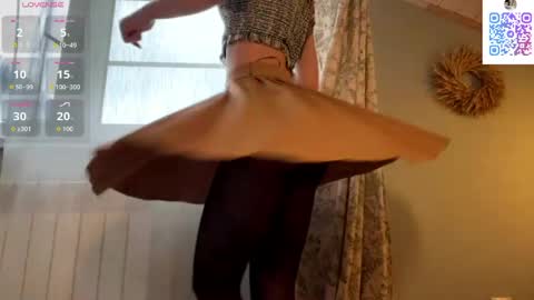 Snapshot of ladyevee chatting on 05-04-26, 01:51 MiaPvt open online show from 05-04-26, 01:51