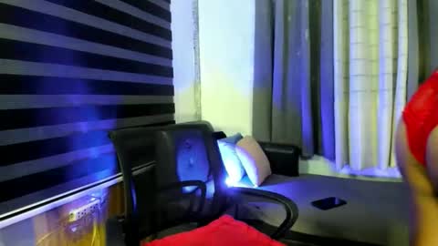 Snapshot of ladyfox_95 chatting on 05-26-26, 06:59 ask me online show from 05-26-26, 06:59