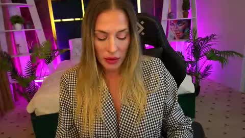 Snapshot of ladyylaura chatting on 10-17-25, 01:57 Laura online show from 10-17-25, 01:57