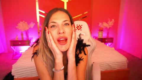 Snapshot of ladyylaura chatting on 10-24-25, 01:40 Laura online show from 10-24-25, 01:40