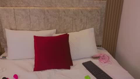 laiamilf online show from 01-28-25, 11:39