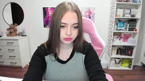 Snapshot of lain__ chatting on 01-10-25, 01:21 Kira online show from 01-10-25, 01:21