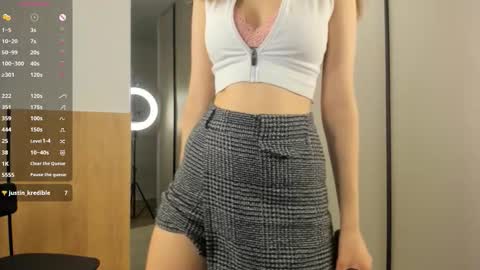 Snapshot of lalajecks chatting on 10-17-25, 08:22 Julia online show from 10-17-25, 08:22