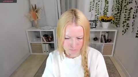 Laly online show from 04-23-26, 11:42